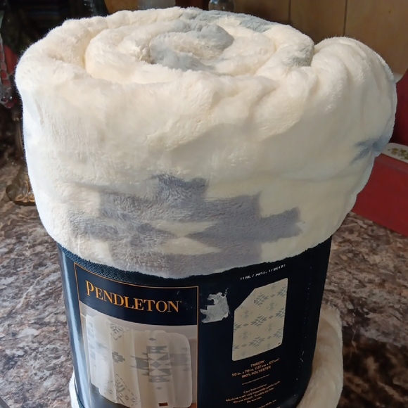 Pendleton Geometric Pattern Throw in Cream and Gray - Picture 3 of 5